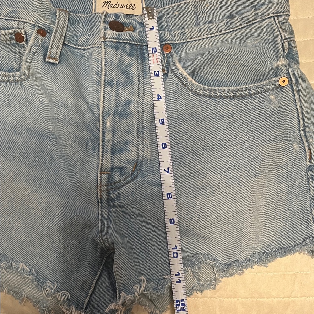 Madewell Relaxed Denim Shorts in Cedarcroft Light Blue Wash with Frayed Ends - Picture 14 of 16